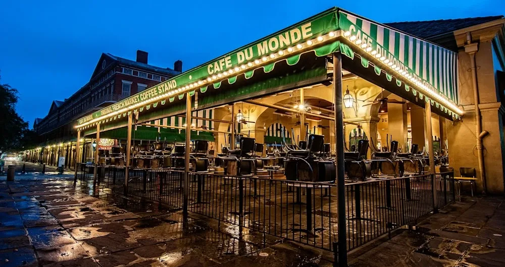 pic of New_Orleans-Cafe_du_Monde night time