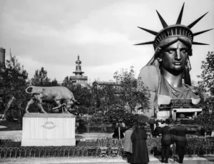 picture of head of the Statue of Liberty at International Exposition in Paris