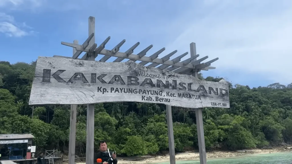 Maratua Island: Your Ultimate Guide to Paradise Diving, Resorts, Turtles 4 pic of entrance in Kakaban Island Martua