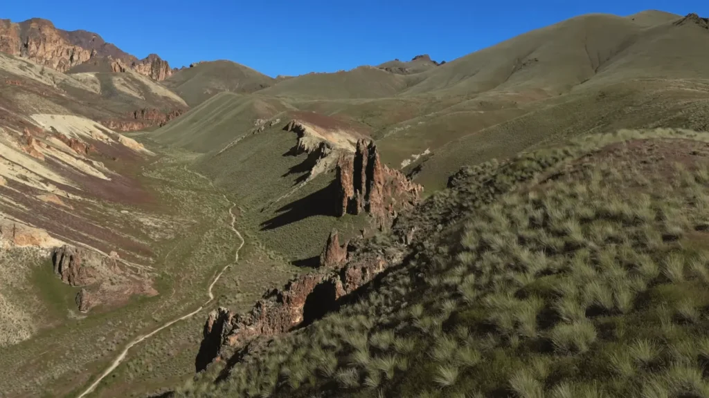 Leslie Gulch: All You Need to Know About This Oregon Gem (Hiking, Camping, History) 20 green Mountains Leslie Gulch