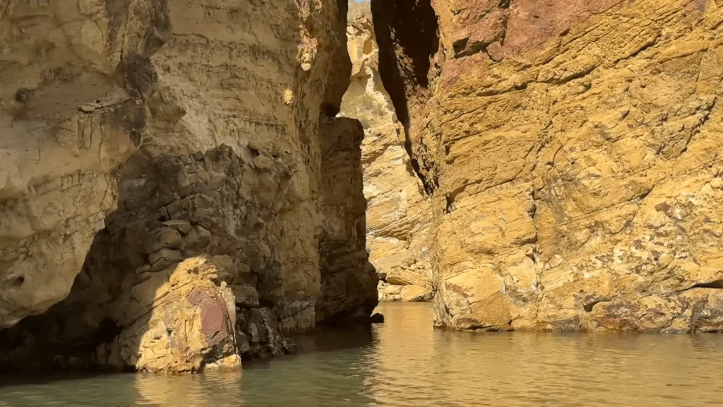 Leslie Gulch: All You Need to Know About This Oregon Gem (Hiking, Camping, History) 10 view of huge rocks and water at Leslie Gulch